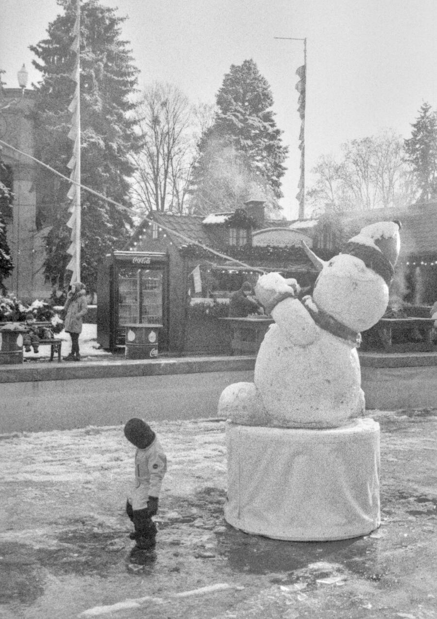 Look ma, no head! VDNH expocenter, Kyiv, Ukraine, January 2025. Shot on Chaika 2m, Ilford Delta 400.