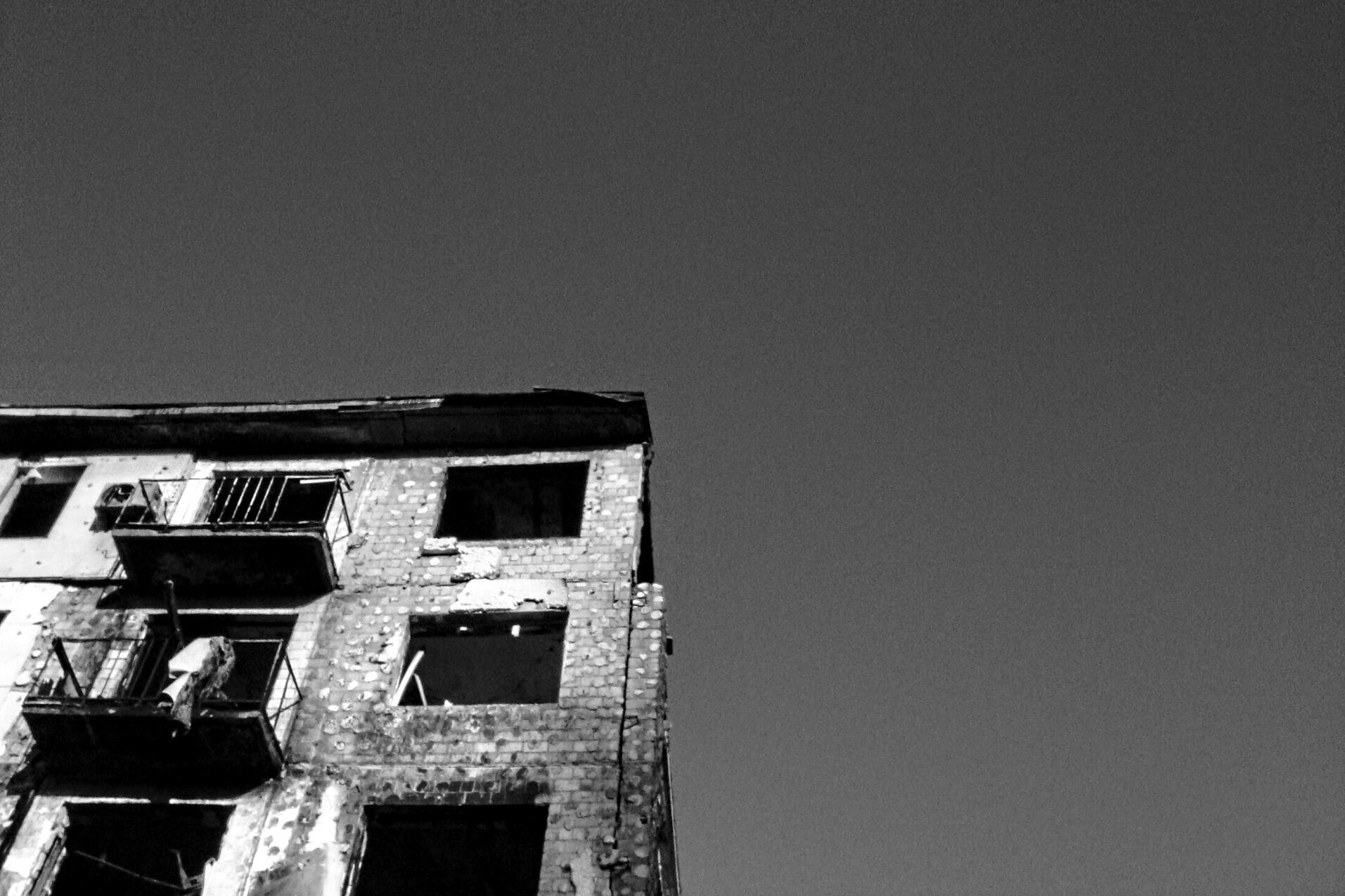 The sky. Kyiv, Ukraine, March 2025. Shot on Sony DSC-T100.